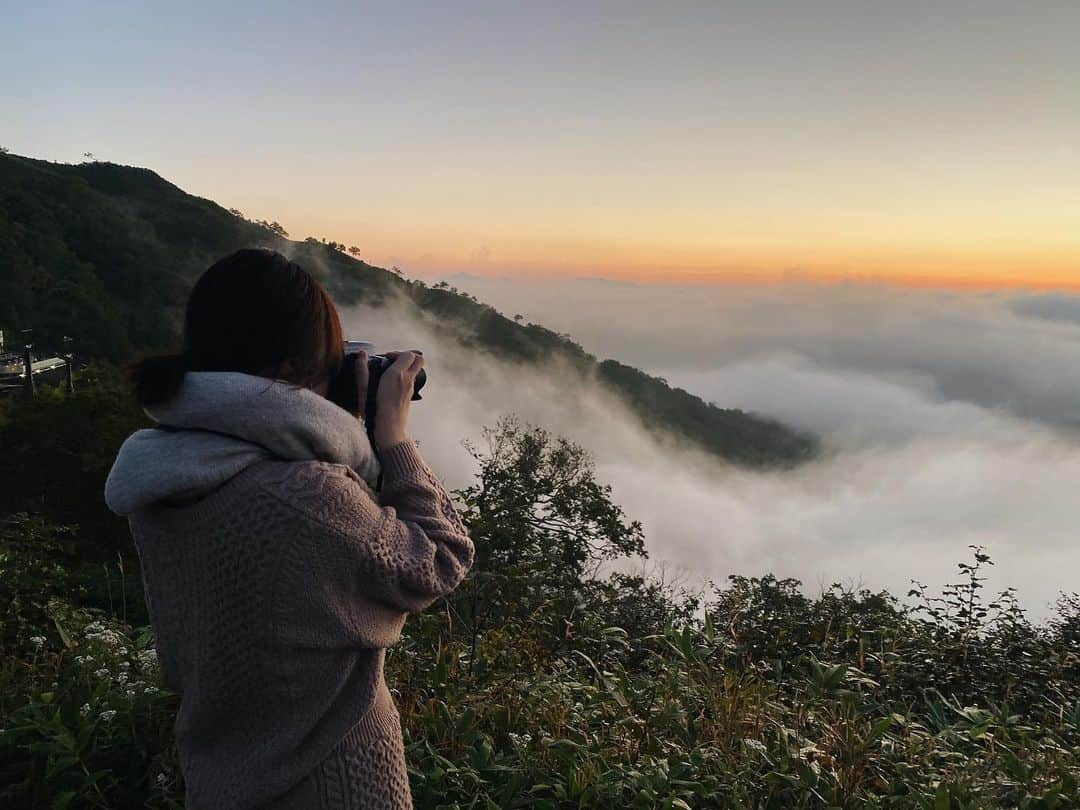 茜さやさんのインスタグラム写真 - (茜さやInstagram)「・ また行きたい場所　＼厳選／　シリーズ  北海道トマムにある 星野リゾート リゾナーレトマム✨  朝4時に起きて雲海ツアーに出れるんだけど （それがメインで行った）  言葉で表せないくらい綺麗で異世界だった！！🥲  もちろんお部屋も家具が可愛くてジャグジーがついてたり 景色が良かったりと最高だった！  滞在している間たっぷり大自然を味わえます！！🐑 動物と触れ合えたりするし今度は姪っ子ちゃんも一緒に行きたいなぁ〜🥺💓  （3枚目の椅子に座るのが少し高くて怖かった…）  #星野リゾーム　#hoshinoresorts #星野リゾートトマム　#hoshinoresortstomamu #リゾナーレ#risonare #リゾナーレトマム　#risonaretomamu #トマムザタワー #tomamuthetower #北海道旅行 #トマム #tomamu #絶景 #大自然 #絶景ホテル　#amazingview #雲海 #unkai」5月14日 1時08分 - saya.akane