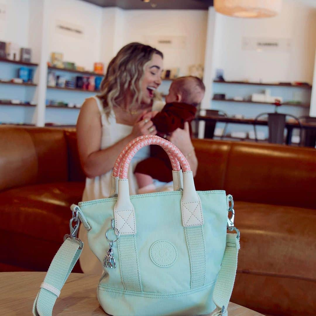 キプリングさんのインスタグラム写真 - (キプリングInstagram)「All smiles for the Angel tote bag (and the 👶🏻 too of course) 😍 @shorter_in_person」5月14日 1時14分 - kiplingusa