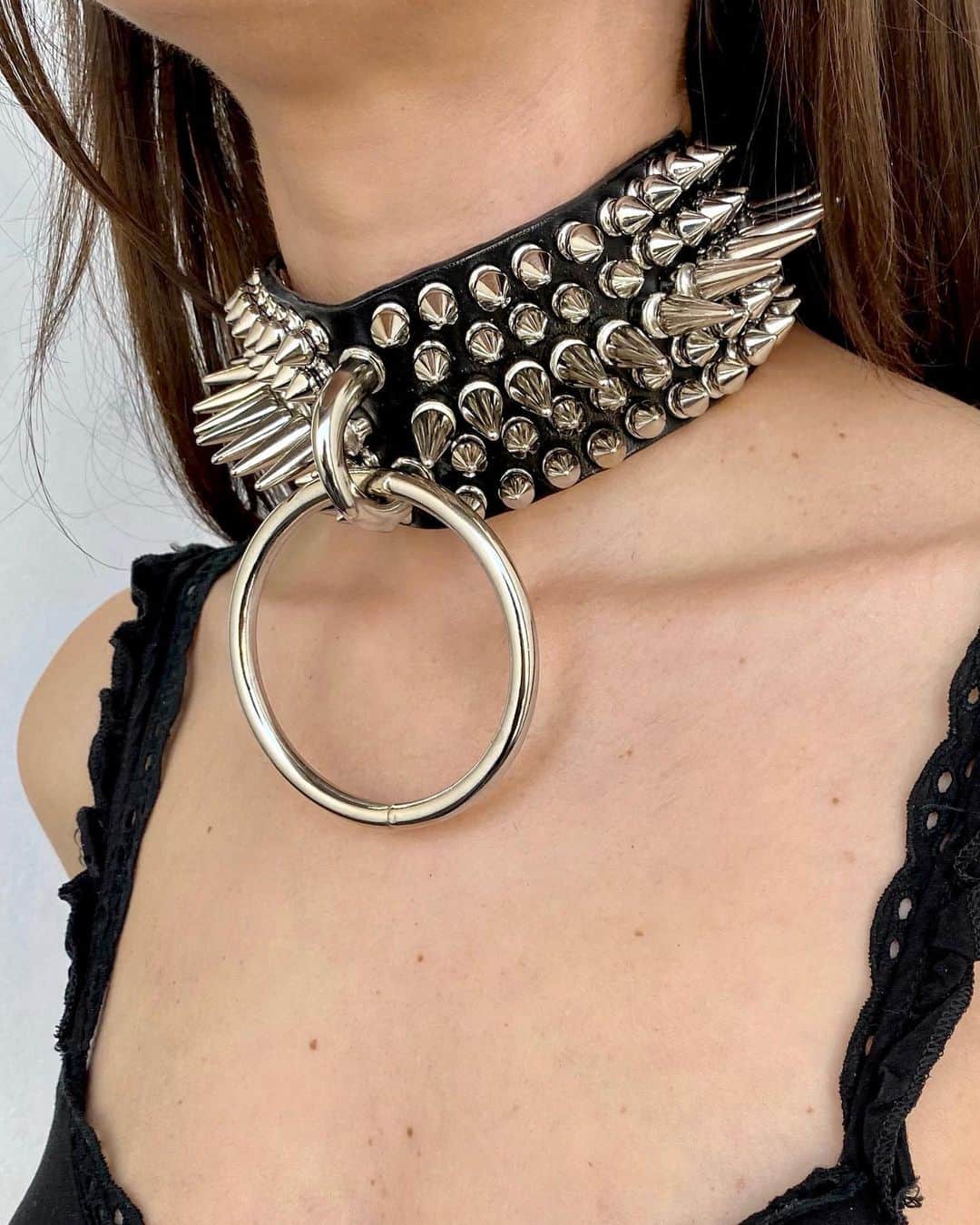 ZANA BAYNEのインスタグラム：「The Cleopatra Choker ❤️‍🔥」