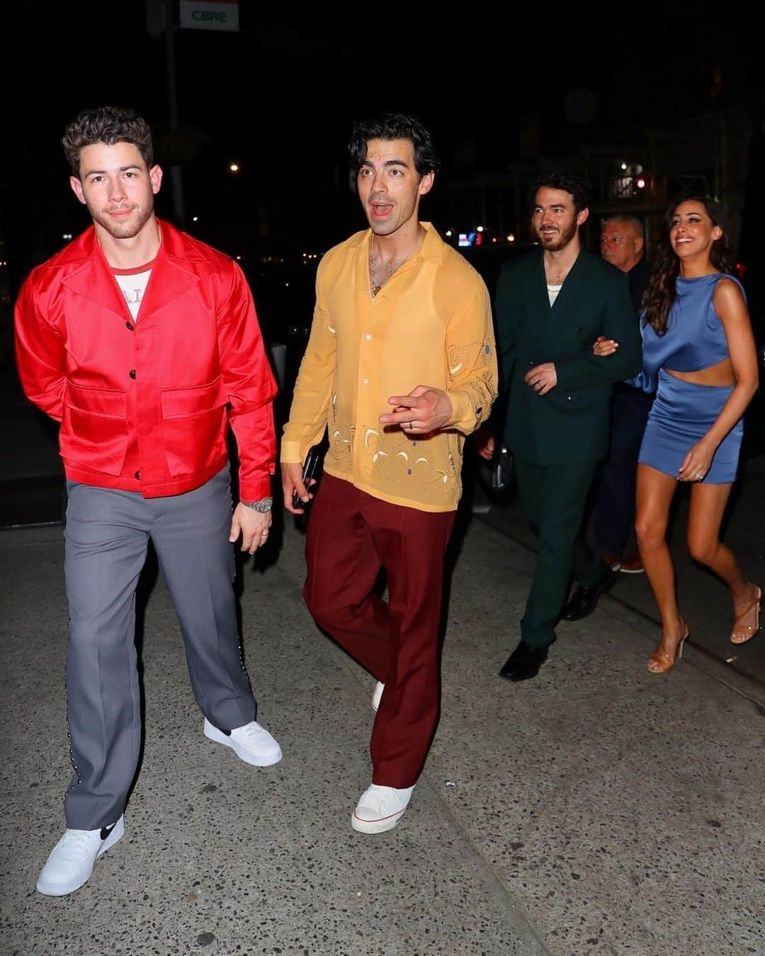 Just Jaredさんのインスタグラム写真 - (Just JaredInstagram)「Nick, Joe, & Kevin Jonas with wife Danielle celebrate the release of "The Album" at Nick's wife Priyanka Chopra's restaurant Sona in NYC! #NickJonas #JoeJonas #KevinJonas #DanielleJonas #JonasBrothers Photos: Backgrid」5月14日 1時27分 - justjared