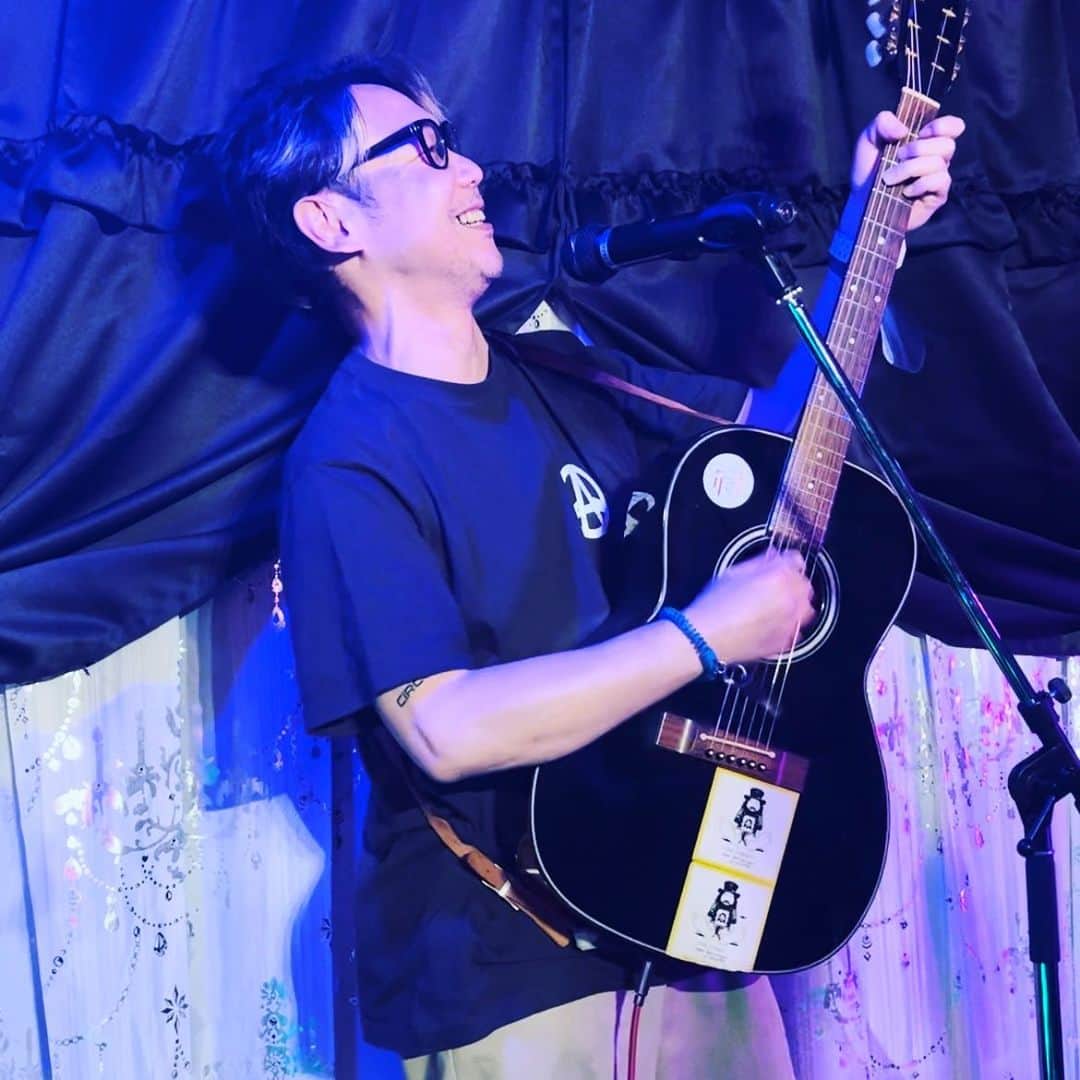 のインスタグラム：「そして本日のメーンイベント不良メイド喫茶Bar黒月 @kurotsuki_bay オーナーにして、DJもイベンターもこなす八面六臂のユータRock'N'Roll @yuta69nroll 生誕をアコでお祝いしてきました🥳  横浜というロケーションの良さもありつつ、マジでメイドさん達が多才過ぎる！…お給仕はもちろんですが、DJや弾き語りも出来るメチャメチャ優秀なメイドさん揃いで、横浜最高コンカフェかもしれません🤵‍♀️✨  そしてようなぴちゃんのサポートGt.で来てた、OK?NO!!やsome.of.themの上野くんとバッタリ再会！予想外のサプライズもあって本当に楽しい一夜でした🌃🎶」