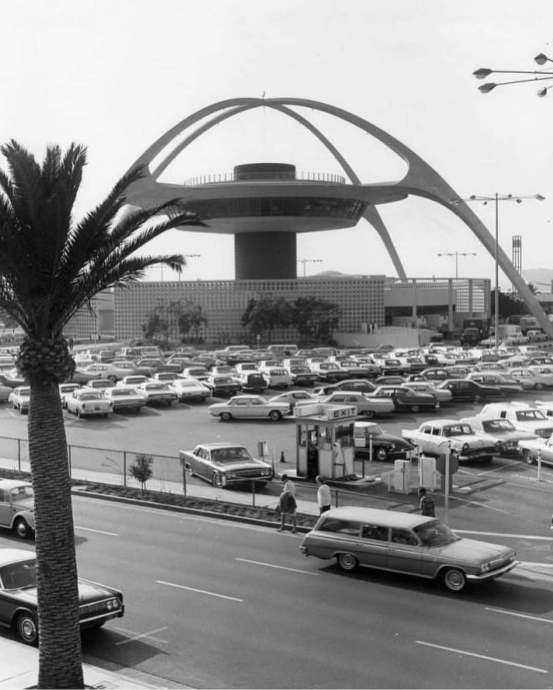 オリバーピープルズのインスタグラム：「The Theme Building at LAX. The 135-foot-high parabolic arches were designed to symbolize the optimism of a futuristic Los Angeles in the space age. #OPInspiration⁠ ⁠ Photographer: Roy Hankey」