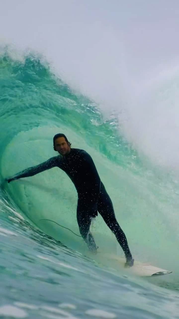ジョーディ・スミスのインスタグラム：「The #mapstonowhere ep everyone is waiting for (featuring me 😉) hits May 17th. In Ep 4 the gang traded boardies for wetties and we SCORED in my back yard… set your reminders…  @surfline @solibailey @oneillusa」