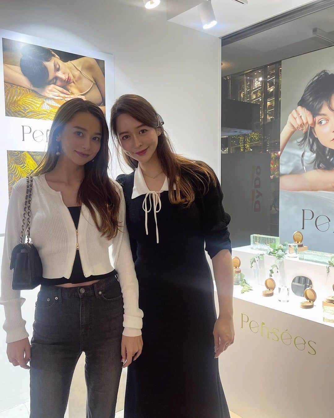 野崎萌香のインスタグラム：「@pensees_jewelry  展示会2日目🖤🖤  今日は昨日に比べてメンズのお客様や 親友たち、モデルズも沢山来てくれました✨  そして記念すべき @pensees_jewelry 最年少のお客様も メンズでした🫢✨  記念に一緒にツーショットを撮ったよ💓 2枚目の写真です📸  Contemporaryシリーズが男女問わず 大人気でありがたい限りです🫶  明日は最終日😊  お天気は少し崩れる予報ですが、 自信を持ってお届けする 素敵なデザインのJewelryたちと 私に是非是非会いに来てくださいね💕  ONE PIECE... @lily_brown_official」
