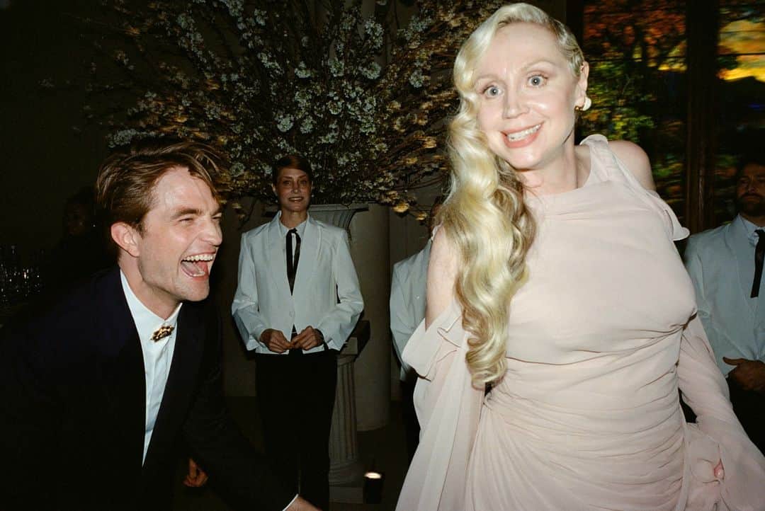 Vogueさんのインスタグラム写真 - (VogueInstagram)「Happy birthday, #RobertPattinson! Here's hoping the actor's special day brings as many laughs as the goings-on inside the 2023 #MetGala did.  At the link in our bio, look back at this moment and more from the #MetGala. Photographed by @arnold_daniel.」5月14日 2時00分 - voguemagazine