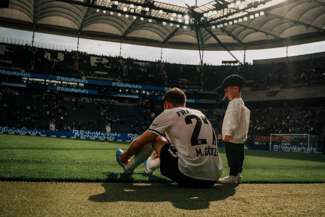 マリオ・ゲッツェさんのインスタグラム写真 - (マリオ・ゲッツェInstagram)「Celebrating an important win with my little special guest 🦅」5月14日 2時01分 - mariogotze