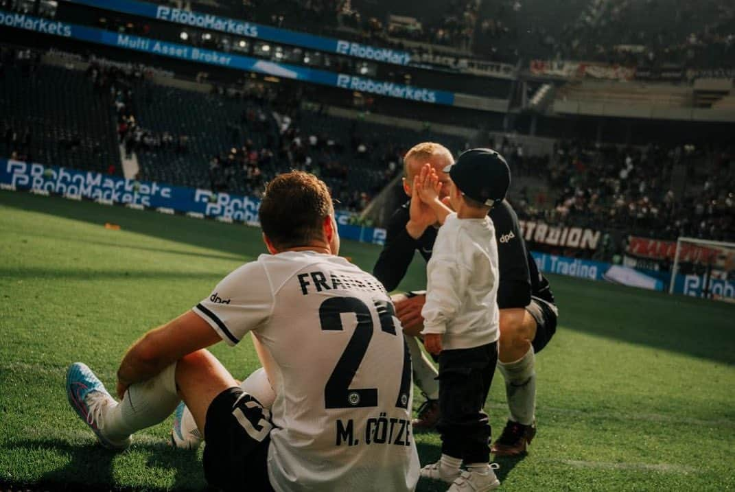 マリオ・ゲッツェさんのインスタグラム写真 - (マリオ・ゲッツェInstagram)「Celebrating an important win with my little special guest 🦅」5月14日 2時01分 - mariogotze