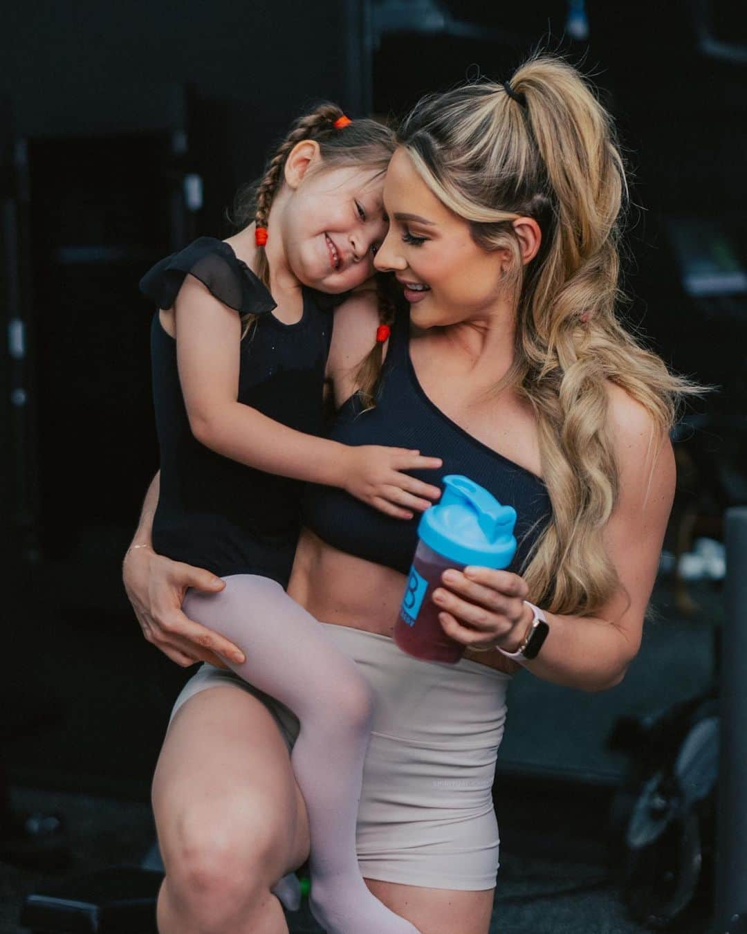 Paige Hathawayのインスタグラム：「✨ MOTHERS DAY PROMO ✨ We are celebrating by gifting our @livbody flavorless collagen AND a Shaker FREE on all orders $75 and over + you’ll also get FREE Shipping with code: PAIGE!  I love our flavorless collagen because you can do so much with it such as mixing it your smoothies, coffee, oatmeal or yogurt and you can even bake with it. 🤤   We also have great flavored options that can be mixed with water or any other liquid of choice!  ABOUT LIV COLLAGEN: LIV Marine Collagen is extracted from the scales of fresh non-gmo project verified wild-caught snapper. Our collagen protein is highly bioavailable, digestible and mixes better than any other collagen product on the market.  💙 Aids youthful skin, healthier hair & stronger nails 💙 Supports Healthy Joints & Bones. 💙 Enhances Gut Health and Digestion. 💙 Highly bioavailable source of protein / amino acids. 💙 Type 1 Collagen.  Happy Mother’s Day to all our MOMS out there! Today is the day to stock up on all your favorites or try @livbody for the first time… HAPPY SHOPPING! 😘」