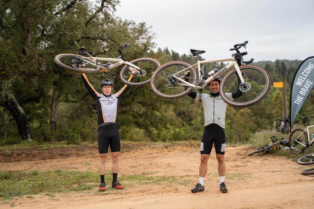 ボージャン・クルキッチのインスタグラム：「Seguim sumant quilòmetres amb la meva @guavabikes! Avui he pogut gaudir del gravel a la @mmgravelgrinder de 85K per la zona de Santa Susanna i El Montnegre. Hem començat d’hora, ha plogut una mica i ens hem perdut entre camins i rius fins arribar a la meta, en més de 5 hores de bici. Gran companyia. Ens ho hem passat molt bé 👏🏻  ·  Seguimos sumando kilómetros con mi @guavabikes! Hoy he podido disfrutar del gravel en la @mmgravelgrinder de 85K por la zona de Santa Susanna y El Montnegre. Hemos empezado temprano, ha llovido un poco y nos hemos perdido entre caminos y ríos hasta llegar a la meta, en más de 5 horas de bici. Gran compañía. Nos lo hemos pasado muy bien 👏🏻」