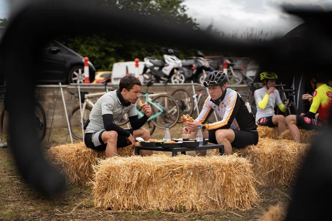 ボージャン・クルキッチさんのインスタグラム写真 - (ボージャン・クルキッチInstagram)「Seguim sumant quilòmetres amb la meva @guavabikes! Avui he pogut gaudir del gravel a la @mmgravelgrinder de 85K per la zona de Santa Susanna i El Montnegre. Hem començat d’hora, ha plogut una mica i ens hem perdut entre camins i rius fins arribar a la meta, en més de 5 hores de bici. Gran companyia. Ens ho hem passat molt bé 👏🏻  ·  Seguimos sumando kilómetros con mi @guavabikes! Hoy he podido disfrutar del gravel en la @mmgravelgrinder de 85K por la zona de Santa Susanna y El Montnegre. Hemos empezado temprano, ha llovido un poco y nos hemos perdido entre caminos y ríos hasta llegar a la meta, en más de 5 horas de bici. Gran compañía. Nos lo hemos pasado muy bien 👏🏻」5月14日 2時10分 - bokrkic