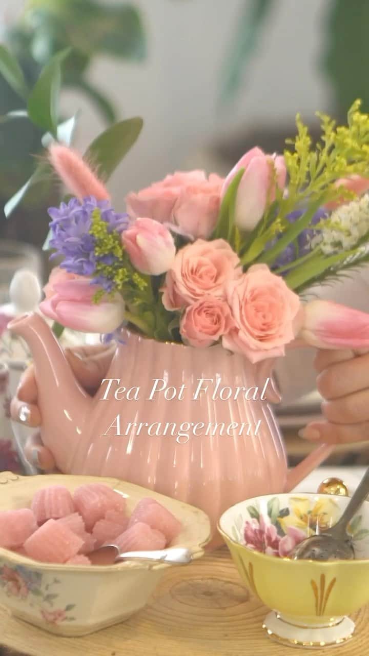 HGTVのインスタグラム：「Making your own floral arrangement has never been so easy 💐✨  #HGTVHowTo」