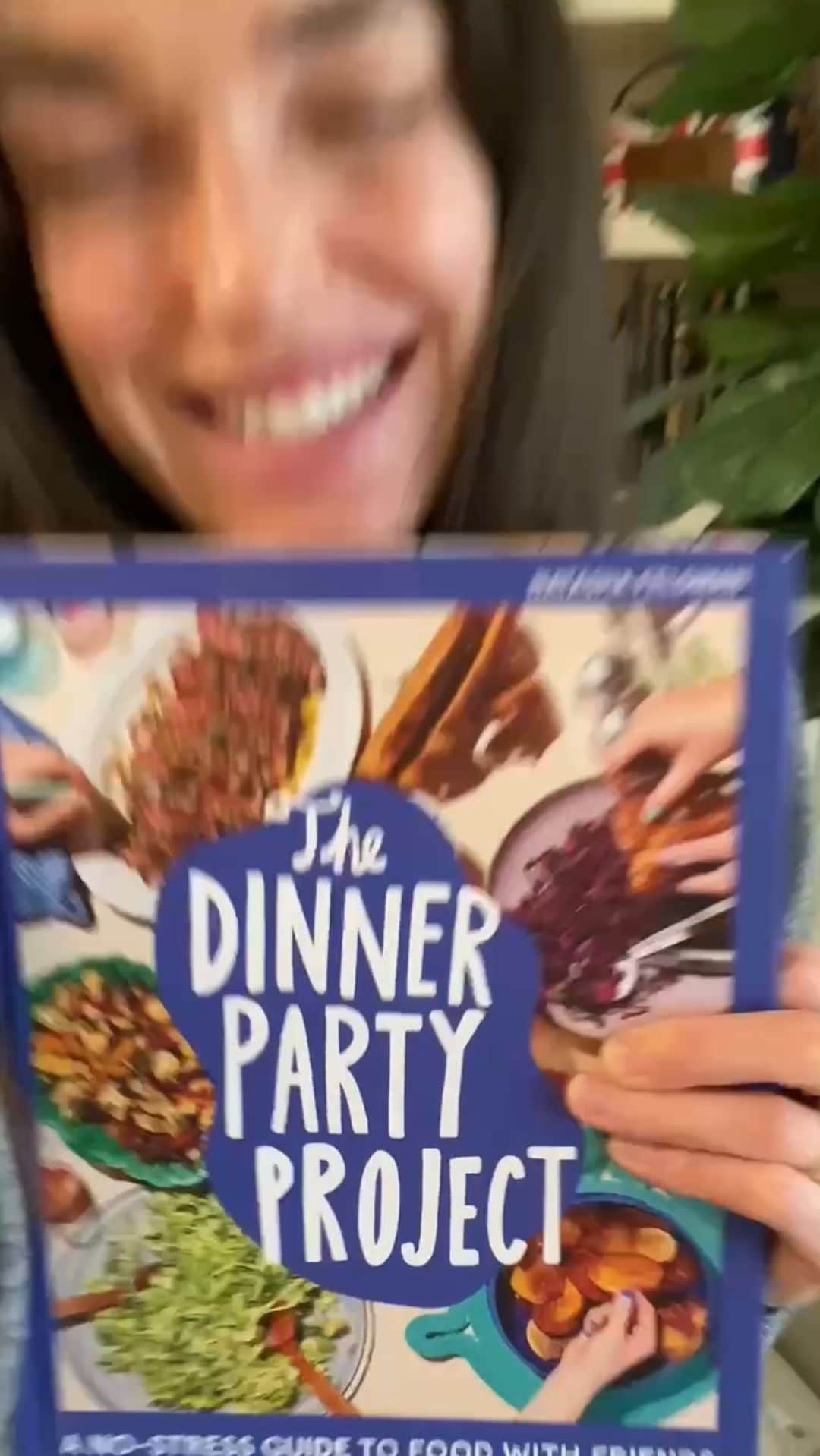 エリザベス・ヘンストリッジのインスタグラム：「the BRILLIANT @noshwithtash has a MAGICAL cookbook out 💫 ‘The Dinner Party Project : A no-stress guide to food with friends’ 🍭  It’s like a fun gossip with your bestie who’s giving you all the tips and tricks to cooking and hosting. Just flipping through made me feel inspired, somehow relaxed and also more stylish? You’ll see what I mean when you get yours 🍬🥳 congratulations Natasha!!   @harpercollins x @noshwithtash」