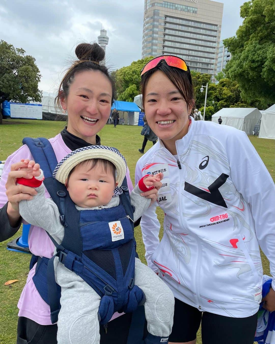 小野祐佳さんのインスタグラム写真 - (小野祐佳Instagram)「World Triathlon Championship Series Yokohama. Rainy yesterday was very tough conditions but my friend Yuko pushed herself all the way until the end. She’s moving forward with strength and cute Yuko smile for #paris2024   世界トライアスロンシリーズ横浜大会、高校生からお友達の高橋侑子選手の応援に来ました。生憎の雨の中のレースでも最後まで走り抜く姿に元気と勇気をもらいました！！！パリ五輪での活躍に向けて着々と進む侑子ちゃんをずっと応援しています！  #トライアスロン #triathlon #カヌー #olympics #olympian」5月14日 2時30分 - juka_yukita