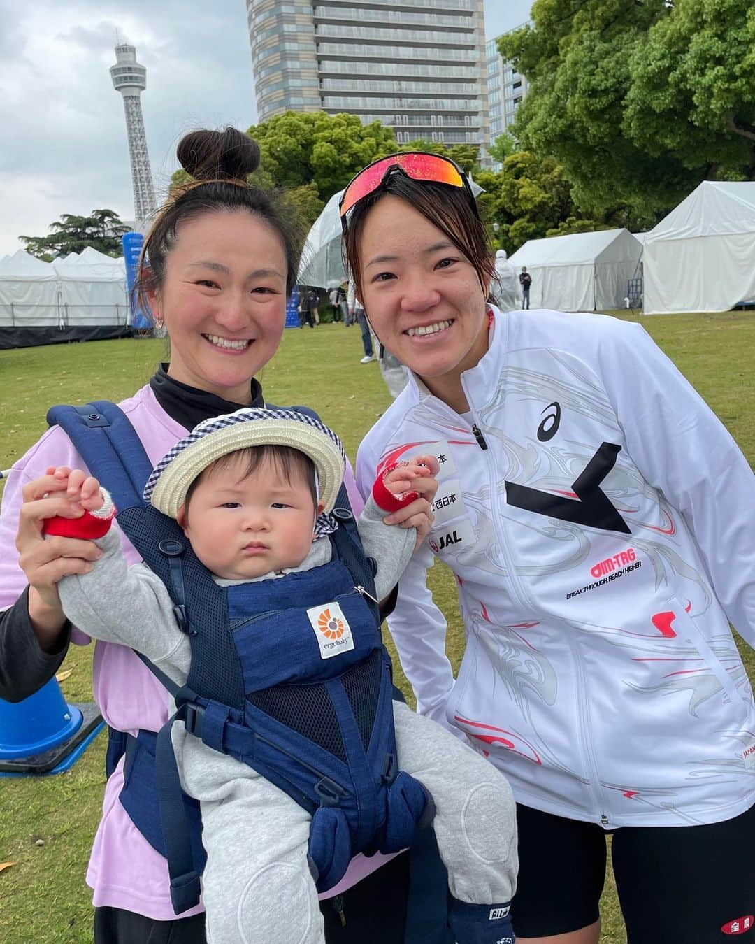 小野祐佳のインスタグラム：「World Triathlon Championship Series Yokohama. Rainy yesterday was very tough conditions but my friend Yuko pushed herself all the way until the end. She’s moving forward with strength and cute Yuko smile for #paris2024   世界トライアスロンシリーズ横浜大会、高校生からお友達の高橋侑子選手の応援に来ました。生憎の雨の中のレースでも最後まで走り抜く姿に元気と勇気をもらいました！！！パリ五輪での活躍に向けて着々と進む侑子ちゃんをずっと応援しています！  #トライアスロン #triathlon #カヌー #olympics #olympian」