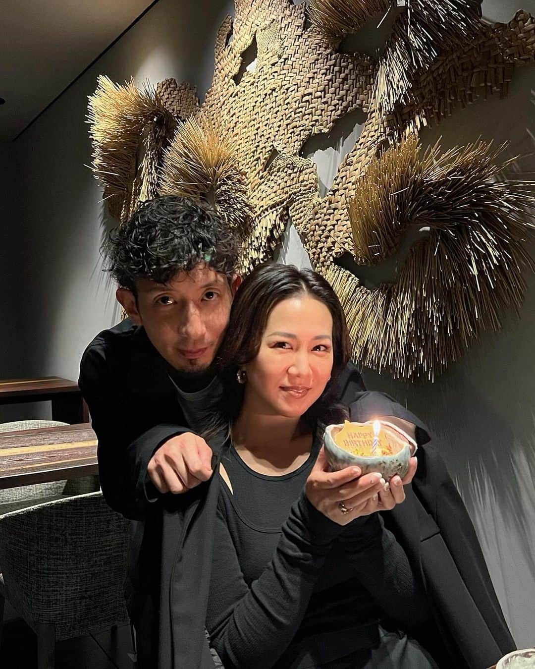 須田朱音のインスタグラム：「♡  5/11で39歳を迎えました。 お祝い連絡下さった皆様、 ありがとうございます♡  30代最後の年なのでやり残した事がないように、 気持ちよく40代を迎えられる準備をしたいと思います笑  @maz.tokyo のペルー料理🇵🇪 お味はもちろん。 食材や食器、BGM、1つ1つのメニュー名の 場所がイメージ出来るアート。  メニュー名の横にはそれぞれの食材が生息していた 海抜高度が記載されていて、 その土地や気候を想像しながら味わえました。  五感で楽しめる料理🍽 @eita_godo 素敵なRestaurantに 連れて行ってくれてありがとう♡  #birthdaydinner #maztokyo #ペルー料理」