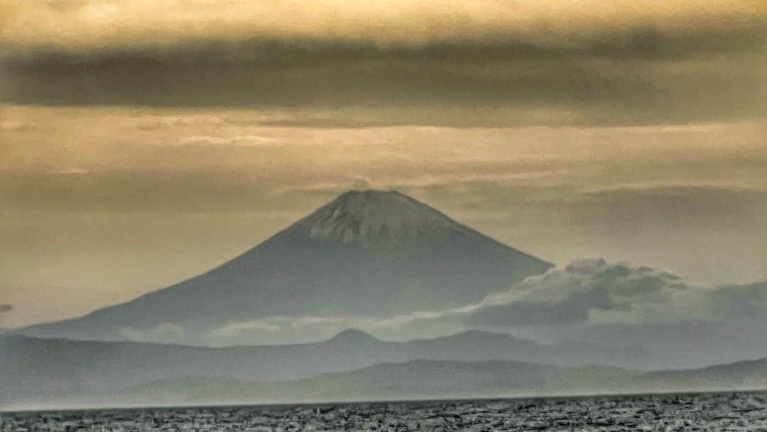 日下裕江さんのインスタグラム写真 - (日下裕江Instagram)「引き寄せられるように…  いつの間にかこの場所へ  以前から鎌倉や一色海岸はよく来てたのに、  こんな素敵な場所があったなんて‼︎✨  『森戸大明神』⛩️  葉山のパワースポットとして有名なんだそうです✨  ほんとに何度もこの辺り来てるのに気付かなかった‼︎  江の島や富士山が一望できるし、 海に浮かぶ鳥居⛩️が神秘的✨  なんの計画も無く、 ふら〜っと引き寄せられるように入ってみたら こんな素敵な場所だったなんて😳✨  良いところ発見できました❣️  #森戸大明神 #森戸大明神⛩ #葉山パワースポット #一色 #葉山 #鎌倉 #富士山 #鳥居 #海」5月14日 2時57分 - hiroe___h