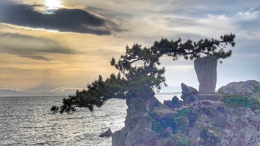 日下裕江さんのインスタグラム写真 - (日下裕江Instagram)「引き寄せられるように…  いつの間にかこの場所へ  以前から鎌倉や一色海岸はよく来てたのに、  こんな素敵な場所があったなんて‼︎✨  『森戸大明神』⛩️  葉山のパワースポットとして有名なんだそうです✨  ほんとに何度もこの辺り来てるのに気付かなかった‼︎  江の島や富士山が一望できるし、 海に浮かぶ鳥居⛩️が神秘的✨  なんの計画も無く、 ふら〜っと引き寄せられるように入ってみたら こんな素敵な場所だったなんて😳✨  良いところ発見できました❣️  #森戸大明神 #森戸大明神⛩ #葉山パワースポット #一色 #葉山 #鎌倉 #富士山 #鳥居 #海」5月14日 2時57分 - hiroe___h
