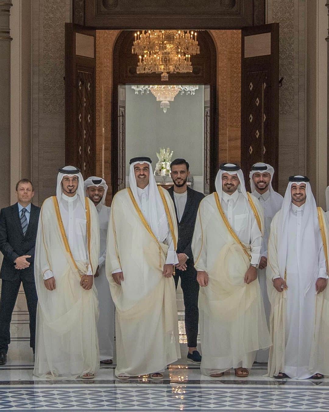 オマル・アッ＝ソーマのインスタグラム：「من استقبال سمو الأمير تميم بن حمد آل ثاني لنا في قصر لوسيل بمناسبة تتويجنا كبطل لكأس الأمير 2023... اكرمك الله ياسمو الأمير ❤️」
