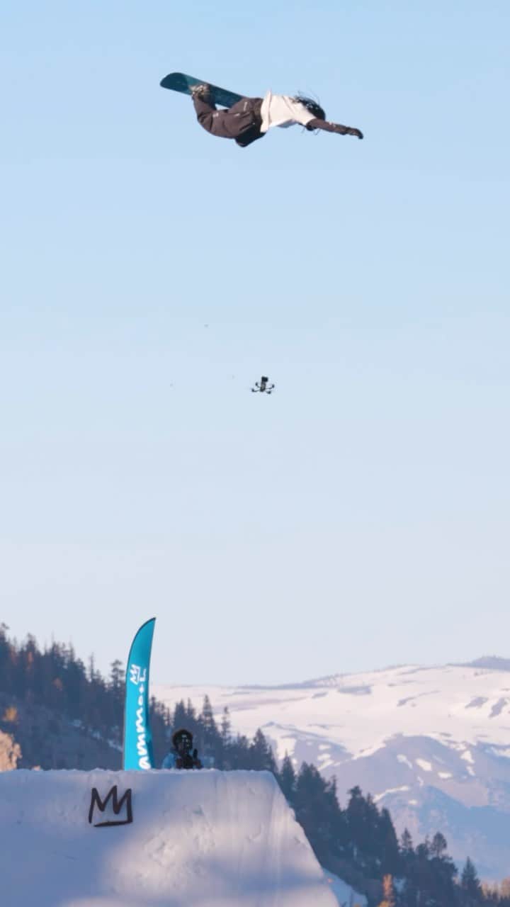 大塚健のインスタグラム：「@takeru_otsuka absolutely BOOSTING on this 40-foot hip at @mammothmountain 😅 🚀   🎥: @marinho_ramon_meyer @cuban_lu @dave18  #snow #snowboarding」
