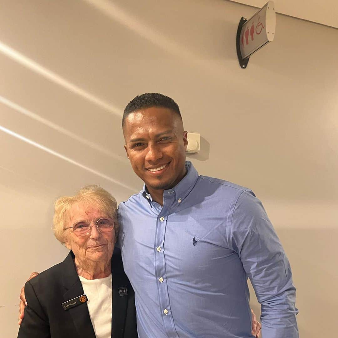 のインスタグラム：「It's nice to hug this nice person. She has always treated me well and I appreciate her love. ❤️👏🏾 Que lindo poder abrazar a esta linda persona. Ella siempre me ha tratado bien y agradezco su cariño. @manchesterunited」