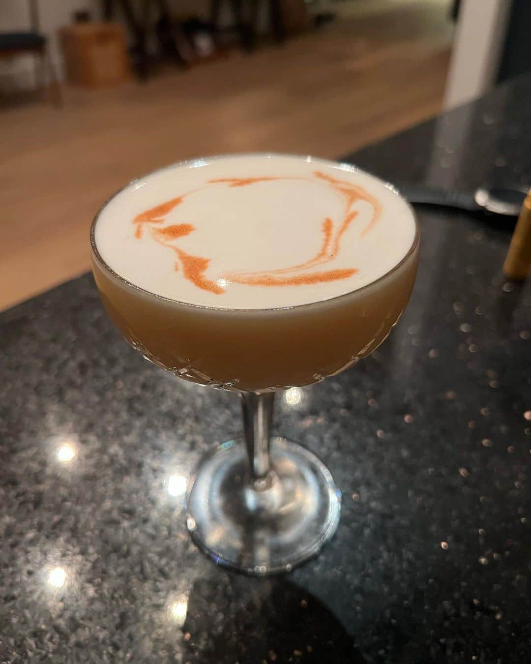 サム・ヒューアンさんのインスタグラム写真 - (サム・ヒューアンInstagram)「Happy World Cocktail Day! 🍸 When creating my new “Sassenach Wild Scottish Gin”not only did I want it to work as a refreshing G&T (it does beautifully!) but also wanted it to be the bartender’s choice, for cocktails.   Myself and the @sassenachspirits team have been experimenting to create the best Sassy Cocktails…  I cannot wait to share the recipes and for you to taste my the new gin from my home, in the south of scotland…. June 15th! 🏴󠁧󠁢󠁳󠁣󠁴󠁿   SLAINTE! #worldcocktailday  #sassenach  #samheughan #sassenachgin #scotland #ad」5月14日 3時06分 - samheughan