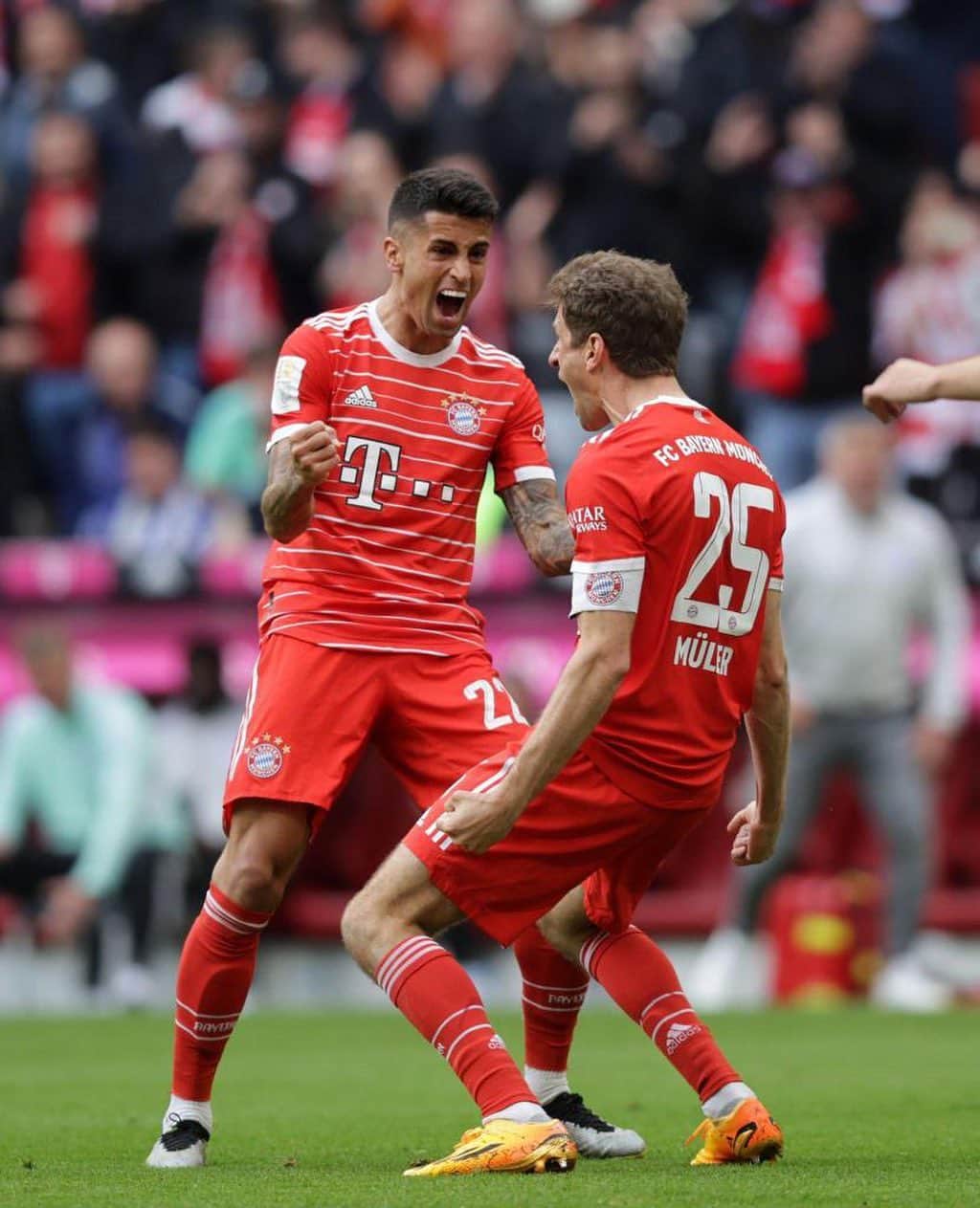 ジョアン・カンセロのインスタグラム：「On the right way 💯☝🏼💫 #packmas #miasanmia #mommyblessme」