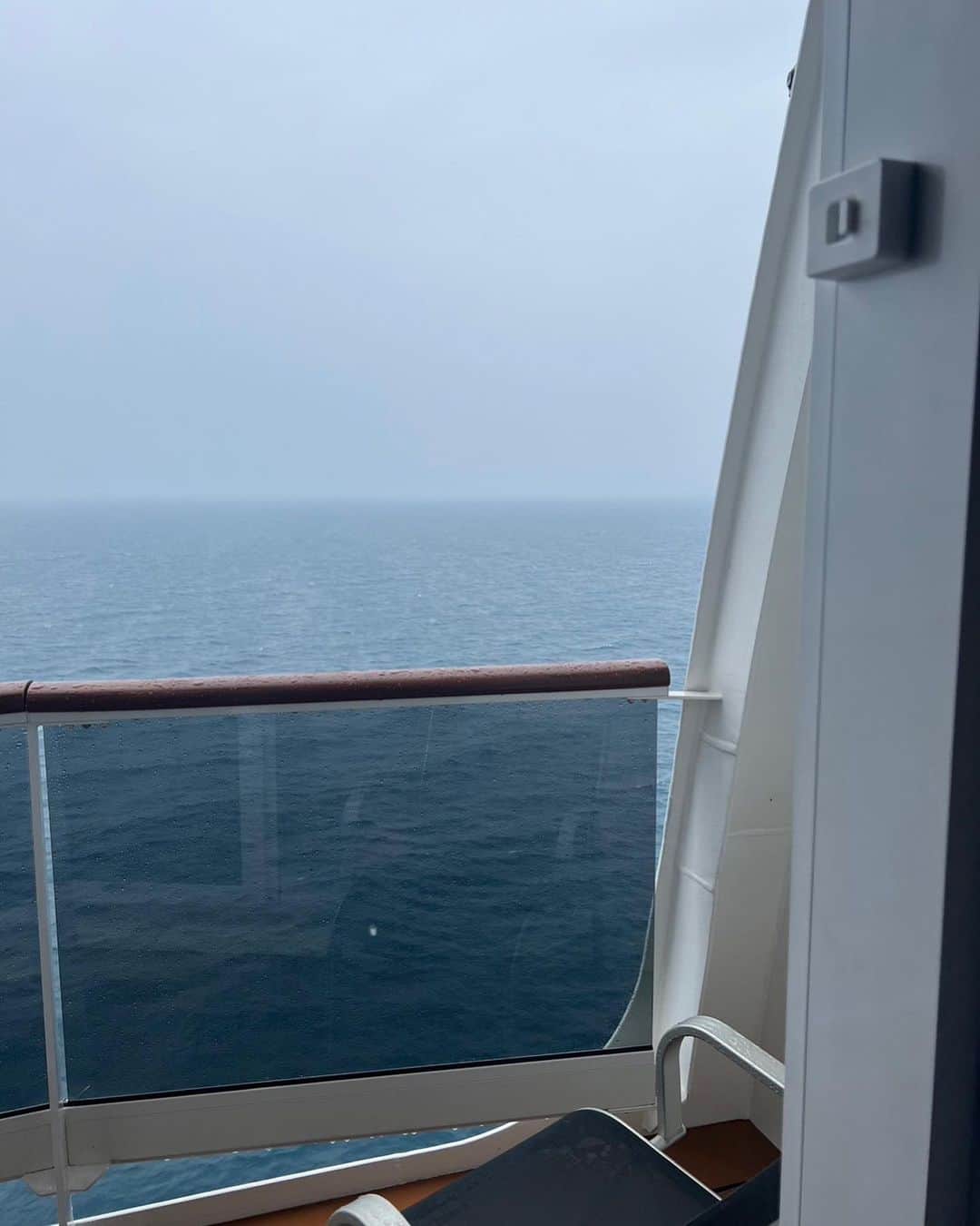 キャシー中島さんのインスタグラム写真 - (キャシー中島Instagram)「昨日釜山を出航する頃から降り出した雨が今朝は強い雨になっています。 今日は1日中ベリッシマの中で過ごします。 ジャパネクストTVの撮影クルーが来て旅番組を撮影しています。 ハッピーレシピの時のスタッフなので久しぶりに会えて嬉しかったわ❤️  先ずは朝食のシーンからスタート。 ベリッシマリピーターの私たちは、私たちの視点でこの船のご紹介していきます。  ベリッシマのメインロビーやプロムナードはとっても素敵なのですが、他にもたくさん遊ぶところやリラックスする場所があります。  番組の中で私なりのベリッシマを愉しむポイントをご紹介しています♪  実はスポーツを楽しむところもあるのよ！  ジムはもちろん、バスケットやサッカーを楽しむ場所やボーリングを楽しむ場所もあります。 2人でバスケットのボールゴールにボールを入れるゲームをしたり、 ボーリングをしてみました。 思ったよりもズーー〜っと楽しい❣️ いい運動になりました❤️  トワイライトタイムに船長が主催するカクテルパーティがありました。 セミフォーマルファッションでパーティーに参加します。  他のお客様も思いっきりオシャレをしてパーティーにいらしてます🥳  私たちも赤を基調したファッションです。  でも夫婦って不思議、色を合わせたわけではないのに、なんとなく合ちゃう！  顔も似ちゃうのは仕方がないことかもね❣️#船旅#撮影」5月14日 3時34分 - official_kathynakajima