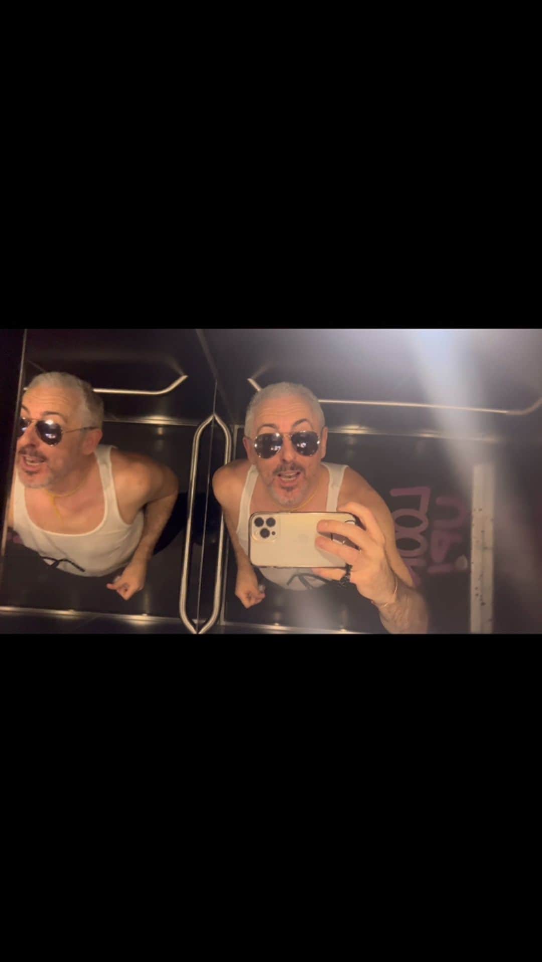 アラン・カミングのインスタグラム：「It’s Saturday Night On Broadway, everybody!!」