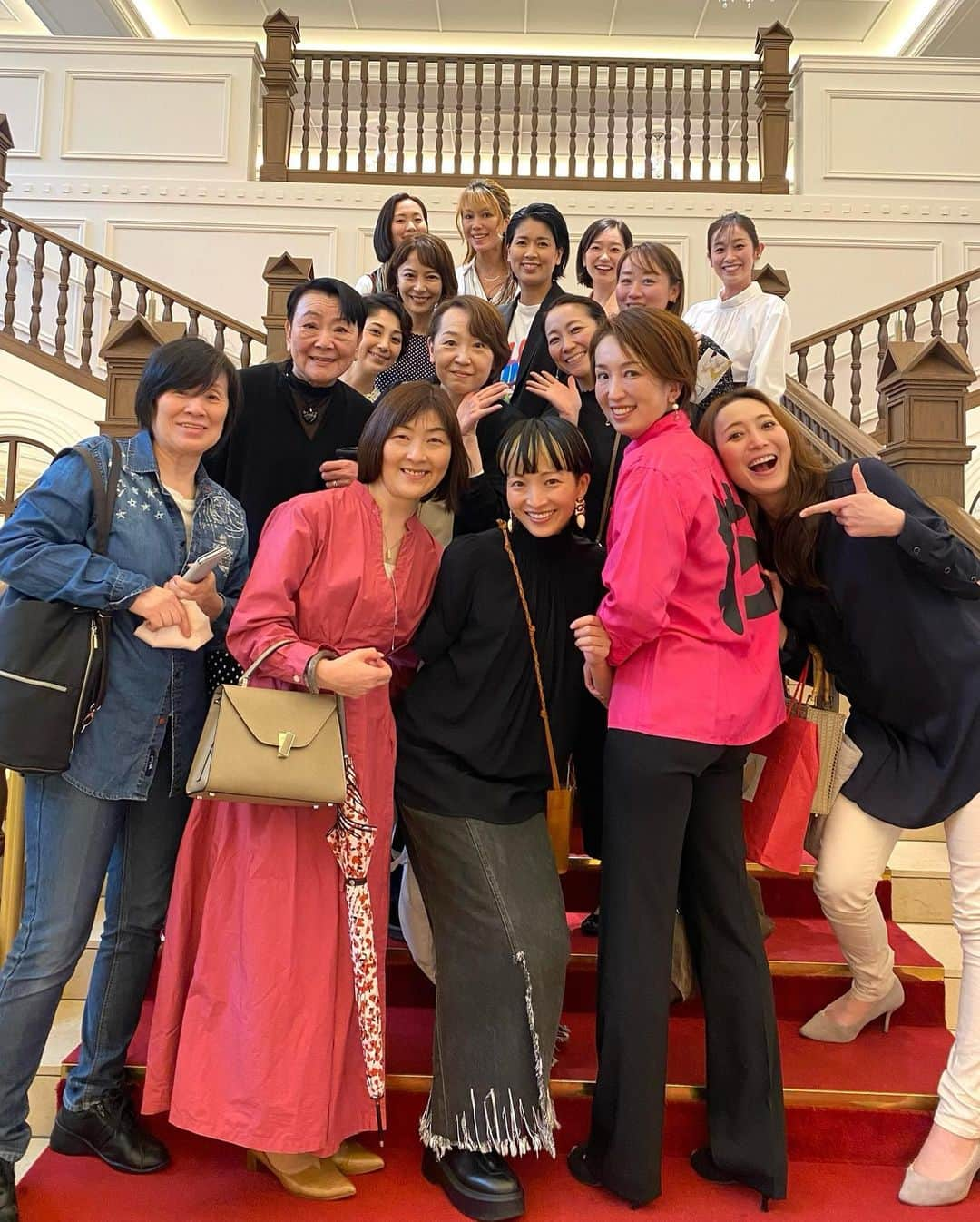 輝良まさとさんのインスタグラム写真 - (輝良まさとInstagram)「・ 2023.5.13 花組バウホール公演【舞姫】を初演メンバーで観劇してきました❣️  16年ぶりの再演とのことで、この日をとーっても楽しみにしていました🌸 セリフ、歌、皆さんの動きやダンスなどほとんど覚えていて、あぁーー懐かしい、そーそーこうだったよね‼️などと思い出しながら観ていたら1幕からもう泣いてました🥲❣️ 2幕なんかほぼ泣きっぱなし💦💦  改めて、この舞姫という素晴らしい作品に出演でき、当時最下級生（研3）で6役もやっており、ほぼどこの場面を見ても後ろの方に私が出ていたことから【切っても切っても輝良まさと】というキャッチフレーズを付けていただけたこと（笑）、今回のメンバーがまた新たに役に命を吹き込んで素晴らしい作品に仕上げてくださったこと、演出家の植田景子先生、そして出演メンバーに感謝の気持ちでいっぱいです❤️  観劇前にはみんなでランチをし、懐かしい思い出話に花が咲いて終始大笑い😂 景子先生や、振付家の若央先生も顔を出してくださり、みんなでワイワイできてとーーっても楽しい1日でした❤️ そして当時最下としてやる事が多過ぎて毎日夜中までヒーヒー言いながら稽古場にいて、苦楽を共にした同期のすみかと美貴☺️ 前日が美貴のお誕生日だったので、直接おめでとうを言えて、プレゼントも渡せて良かったです❤️  舞姫は今日が千秋楽です✨ 15：00公演はライブビューイングがあるそうなので、時間が許す方は是非見てくださいね👍  #宝塚#宝塚バウホール#花組#舞姫#最高#素晴らしかった#泣きまくり#思い出の作品#改めて#感謝#今日#千秋楽#ライブビューイング#見てくださいね」5月14日 9時12分 - kirahama0703