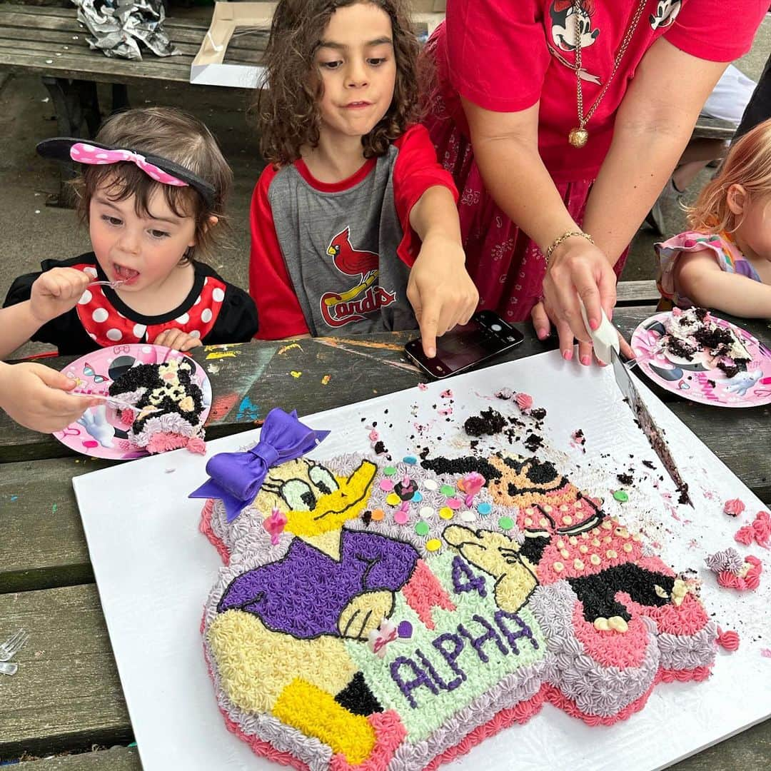 オランピアルタンさんのインスタグラム写真 - (オランピアルタンInstagram)「Happy 4th Birthday Alpha 🎂♥️🐭🎀 Fantastic papier maché #Minnie head by @emilydeyn! Cake by @oltbakery (aka me 👩🏻‍🍳🫣 PS: Alpha didn’t like it 😟) #alpha @cletan」5月14日 9時12分 - olympialetan