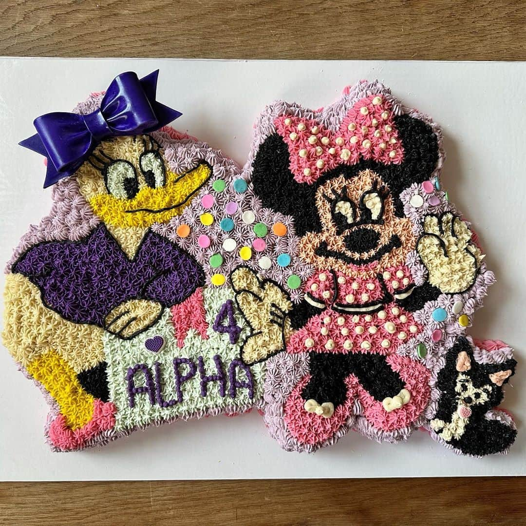 オランピアルタンさんのインスタグラム写真 - (オランピアルタンInstagram)「Happy 4th Birthday Alpha 🎂♥️🐭🎀 Fantastic papier maché #Minnie head by @emilydeyn! Cake by @oltbakery (aka me 👩🏻‍🍳🫣 PS: Alpha didn’t like it 😟) #alpha @cletan」5月14日 9時12分 - olympialetan