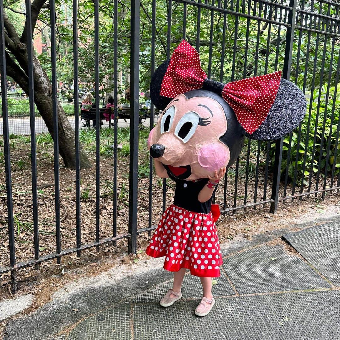 オランピアルタンのインスタグラム：「Happy 4th Birthday Alpha 🎂♥️🐭🎀 Fantastic papier maché #Minnie head by @emilydeyn! Cake by @oltbakery (aka me 👩🏻‍🍳🫣 PS: Alpha didn’t like it 😟) #alpha @cletan」