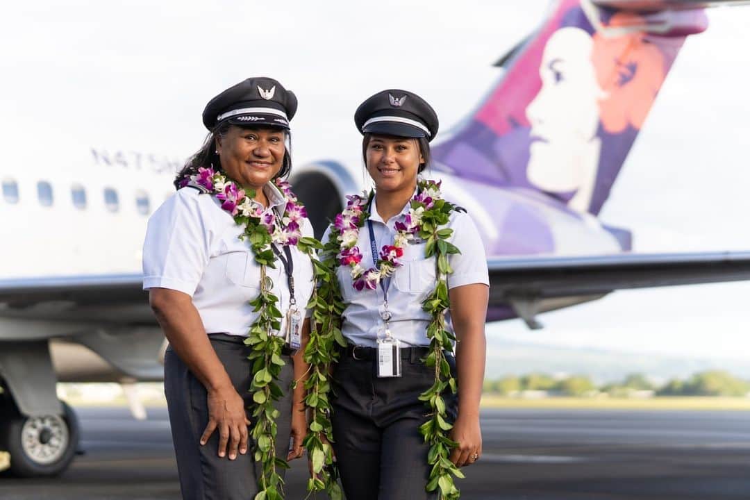 ハワイアン航空さんのインスタグラム写真 - (ハワイアン航空Instagram)「今日は #母の日 👩‍🍼   昨年実施した創設93年記念フライトを操縦した、Kamelia Zarka機長と娘のMaria Zarka副操縦士がアロハをお届けします🤙 Zarka機長は1992年に客室乗務員として#ハワイアン航空 に入社し、1999年にトンガ出身の女性として初の民間航空会社のパイロットになりました🧑‍✈ そんな母を見て育ったMariaは、幼いころからパイロットになりたかったそうです。Republic Airlinesにて2年間パイロットの経験を経て、2022年4月にハワイアン航空に転職し、創設93年記念フライトでようやく親子で操縦する夢が実現しました✈✨   #今日は何の日  #mothersday  #hawaii  #PualaniProud  #母と娘 #お母さんありがとう  #飛行機好きな人と繋がりたい」5月14日 9時14分 - hawaiianairlinesjp