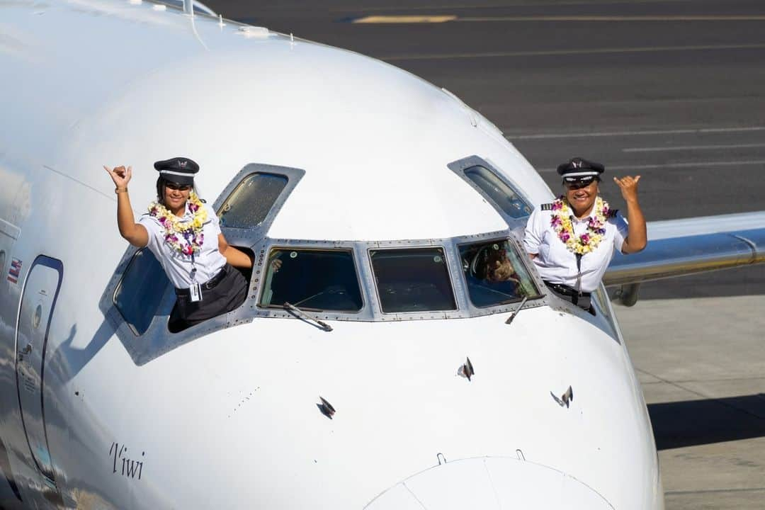 ハワイアン航空さんのインスタグラム写真 - (ハワイアン航空Instagram)「今日は #母の日 👩‍🍼   昨年実施した創設93年記念フライトを操縦した、Kamelia Zarka機長と娘のMaria Zarka副操縦士がアロハをお届けします🤙 Zarka機長は1992年に客室乗務員として#ハワイアン航空 に入社し、1999年にトンガ出身の女性として初の民間航空会社のパイロットになりました🧑‍✈ そんな母を見て育ったMariaは、幼いころからパイロットになりたかったそうです。Republic Airlinesにて2年間パイロットの経験を経て、2022年4月にハワイアン航空に転職し、創設93年記念フライトでようやく親子で操縦する夢が実現しました✈✨   #今日は何の日  #mothersday  #hawaii  #PualaniProud  #母と娘 #お母さんありがとう  #飛行機好きな人と繋がりたい」5月14日 9時14分 - hawaiianairlinesjp