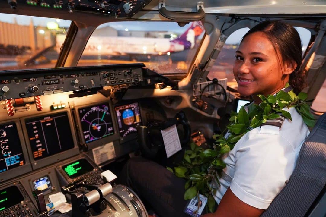 ハワイアン航空さんのインスタグラム写真 - (ハワイアン航空Instagram)「今日は #母の日 👩‍🍼   昨年実施した創設93年記念フライトを操縦した、Kamelia Zarka機長と娘のMaria Zarka副操縦士がアロハをお届けします🤙 Zarka機長は1992年に客室乗務員として#ハワイアン航空 に入社し、1999年にトンガ出身の女性として初の民間航空会社のパイロットになりました🧑‍✈ そんな母を見て育ったMariaは、幼いころからパイロットになりたかったそうです。Republic Airlinesにて2年間パイロットの経験を経て、2022年4月にハワイアン航空に転職し、創設93年記念フライトでようやく親子で操縦する夢が実現しました✈✨   #今日は何の日  #mothersday  #hawaii  #PualaniProud  #母と娘 #お母さんありがとう  #飛行機好きな人と繋がりたい」5月14日 9時14分 - hawaiianairlinesjp