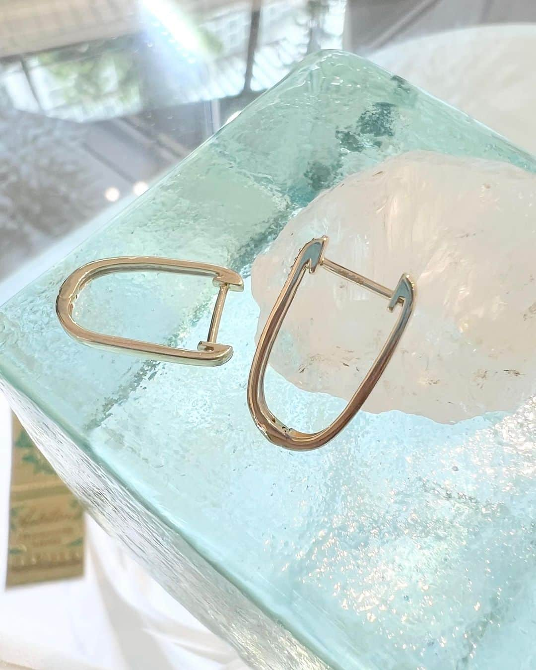 Manoa Love Design Hawaiiさんのインスタグラム写真 - (Manoa Love Design HawaiiInstagram)「Mother’s Day gift✨Diamonds rectangle hoop earring✨  #manoalovedesign #waikiki#hoopearrings #honoluluhawaii #hawaii#hawaiivacation #hawaiitrip #hawaiitravel #internationalmarketplace #jewelryshop #jewelrycollection #mothersdaygift #マノアラブデザイン #フープピアス #ハワイ#ワイキキ#ジュエリー好き #ダイヤモンドピアス#母の日プレゼント」5月14日 3時45分 - manoa_love_design