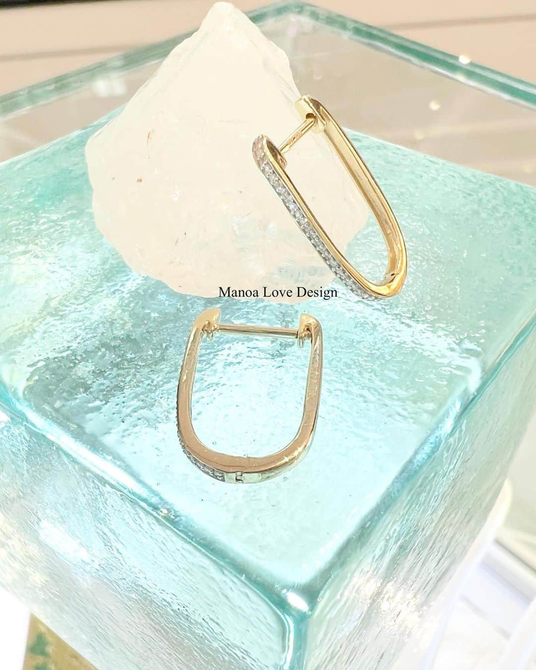 Manoa Love Design Hawaiiさんのインスタグラム写真 - (Manoa Love Design HawaiiInstagram)「Mother’s Day gift✨Diamonds rectangle hoop earring✨  #manoalovedesign #waikiki#hoopearrings #honoluluhawaii #hawaii#hawaiivacation #hawaiitrip #hawaiitravel #internationalmarketplace #jewelryshop #jewelrycollection #mothersdaygift #マノアラブデザイン #フープピアス #ハワイ#ワイキキ#ジュエリー好き #ダイヤモンドピアス#母の日プレゼント」5月14日 3時45分 - manoa_love_design