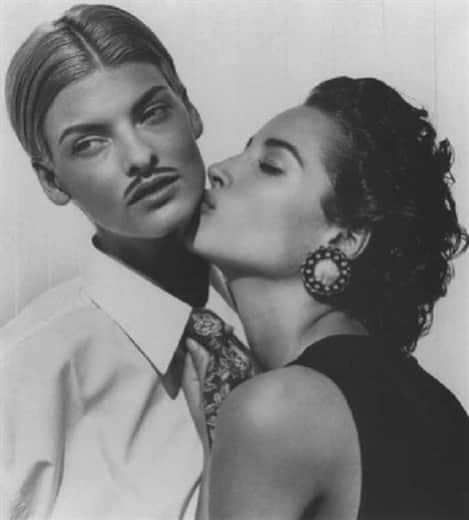 クリスティー・ターリントンのインスタグラム：「Belated Happy Birthday to my “Super” Friend @lindaevangelista This photo was taken by @karllagerfeld for one of many fun campaign shoots we did together for @chanel back in the day. 🖤🤍」