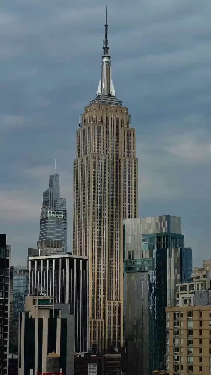 Empire State Buildingのインスタグラム：「You never want to miss a New York Minute   📷: @jay_roams」