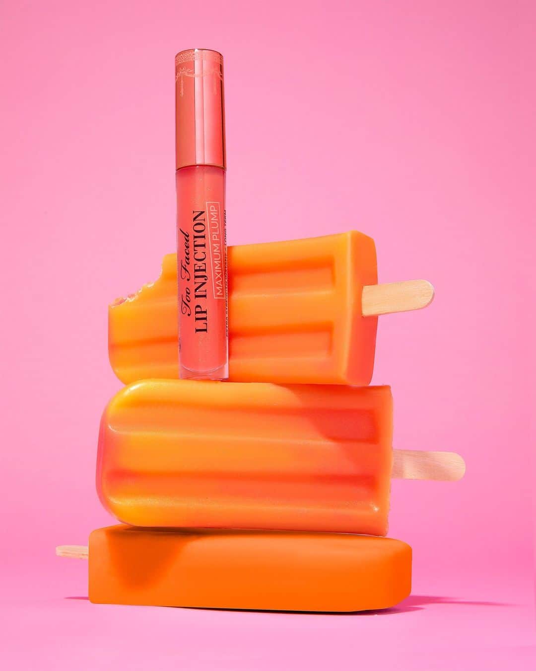 Too Facedのインスタグラム：「Shade of the Day: Creamsicle Tickle 🧡🍊✨ Our Lip Injection Maximum Plump visibly plumps lips intensely, immediately, and over time! 😘 #toofaced #tfcrueltyfree #toofacedlipinjection」