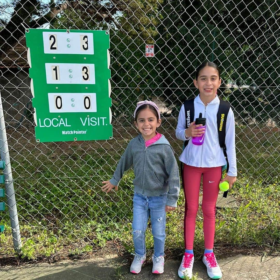 パストール・マルドナドのインスタグラム：「Papá orgulloso de @vickymldnd luego de su debut en tenis. Años de entrenamiento y mucha constancia. Hoy 1era entre las niñas de su categoría. 💪😍  Very proud dad after @vickymldnd tennis debut. Years of constant training and hard work. Today 1st among the Girls in her category 💪😍  #tennis #tournement #girl #1 #epic #champion #future #babolat #niketenis #congratulations #proud #dad」