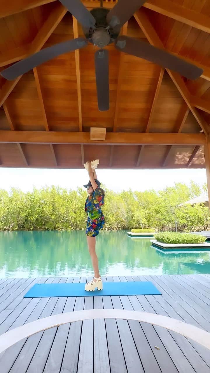 アリス+オリビアのインスタグラム：「mother’s day weekend at the aman! my kids are pissed but u am getting really good at doing this pose in platforms 🥰💁‍♀️ (beach short set in stores next week) #yoga  #aman」