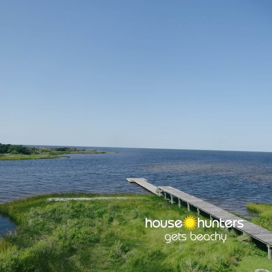 HGTVさんのインスタグラム写真 - (HGTVInstagram)「This shoreline is one of several beach beauties we’re visiting tonight when #HouseHunters gets beachy!   Guess this beach (you'll find the answer in comments) then join us tonight starting 8|7c for our beachy best. 🏖」5月14日 4時30分 - hgtv