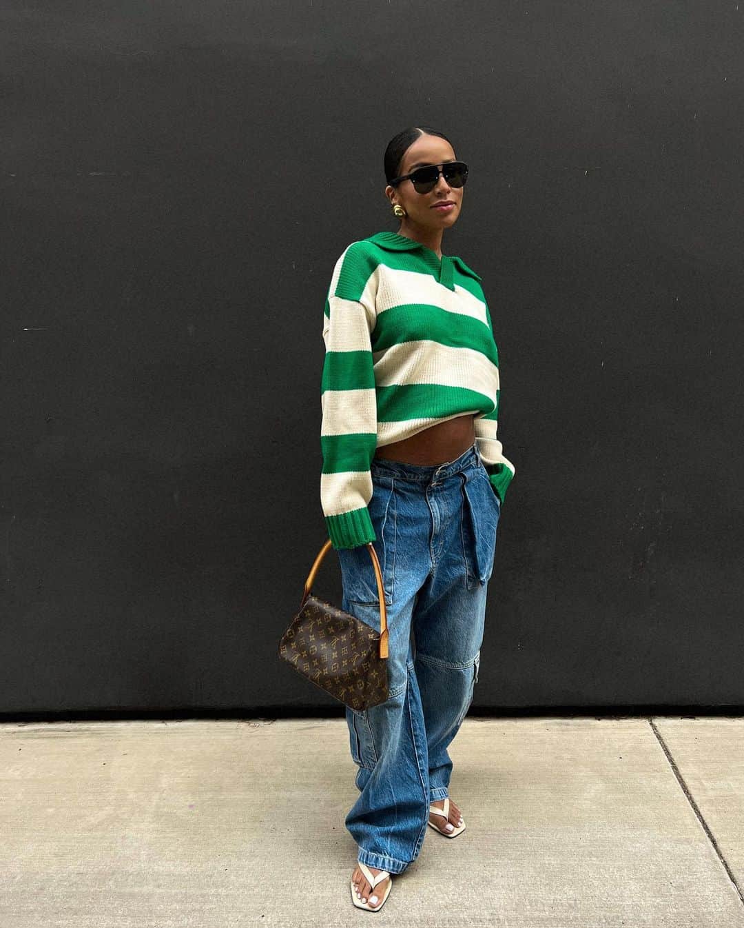ジュリー・サリニャーナのインスタグラム：「Omw to brunch to eat pancakes! 🥞  I keep getting DMs about my maternity style/sizing… I haven’t bought any maternity clothes, I’ve only sized up on regular clothes! Since I like to wear things baggy and loose, I just size up two sizes or wear XL for that kind of fit! Don’t be afraid to size up a few sizes in regular clothes if you’re pregnant, it’s going to make styling your bump so much easy staying in regular clothing- plus baggy and loose is so comfy to wear when you have a cute bump! ❤️👶🏽 #maternitystyle」