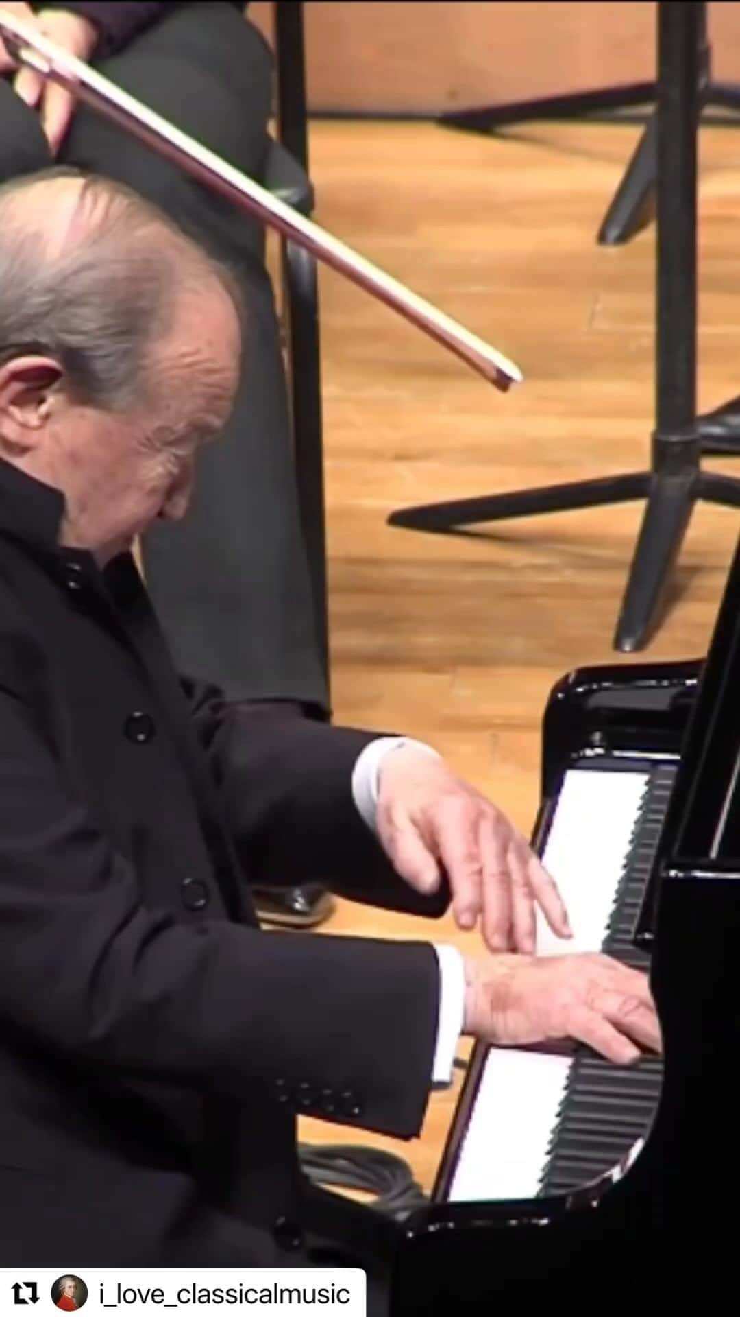 アレック・ボールドウィンのインスタグラム：「I have been an admirer of Menahem Pressler for some time. He passed away May 6. Born in Germany, he brought his talents to THE UNIVERSITY OF INDIANA JACOBS SCHOOL OF MUSIC, beginning in 1955. A moving interpreter of Debussy, he was one of my favorites. He recorded among the most achingly beautiful (and by far slowest) versions of CLAIRE DE LUNE I have heard. (Arrau, Kun Woo Paik, Buniatishvili, and Lang Lang are my other favorites) 99 years old. One of the greats.」