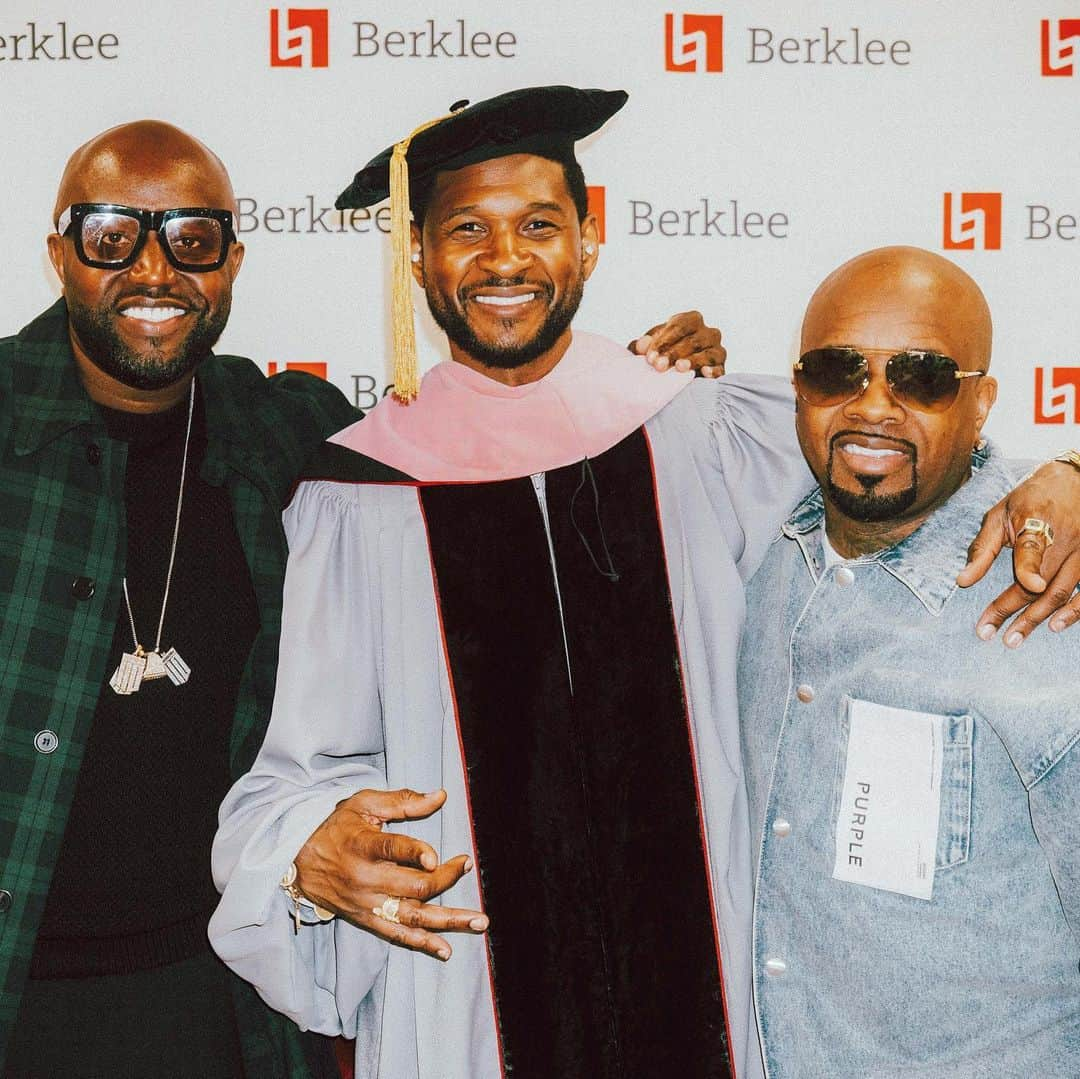 アッシャーさんのインスタグラム写真 - (アッシャーInstagram)「They call me D-o-c-t-o-r R-a-y-m-o-n-d 🎓😏🙏🏾  Thank you @berkleecollege for honoring me and presenting me with a Doctor of Music degree. I’m so grateful for this opportunity to share a message to the next generation of artists, producers, vocalists, arrangers, dancers and more.   “Be brave and I hope your spark never goes away.”」5月14日 5時02分 - usher