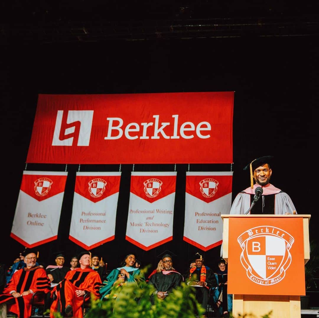 アッシャーさんのインスタグラム写真 - (アッシャーInstagram)「They call me D-o-c-t-o-r R-a-y-m-o-n-d 🎓😏🙏🏾  Thank you @berkleecollege for honoring me and presenting me with a Doctor of Music degree. I’m so grateful for this opportunity to share a message to the next generation of artists, producers, vocalists, arrangers, dancers and more.   “Be brave and I hope your spark never goes away.”」5月14日 5時02分 - usher