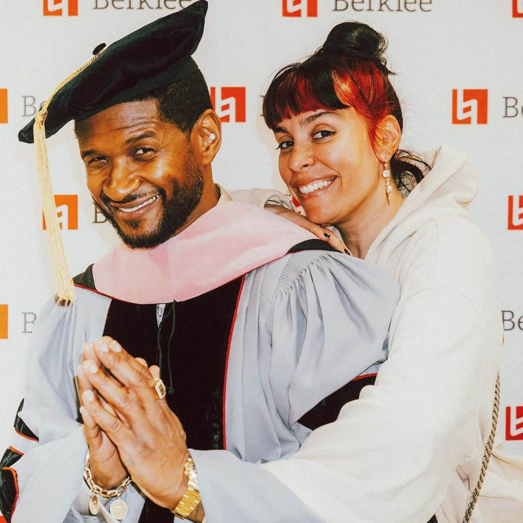 アッシャーさんのインスタグラム写真 - (アッシャーInstagram)「They call me D-o-c-t-o-r R-a-y-m-o-n-d 🎓😏🙏🏾  Thank you @berkleecollege for honoring me and presenting me with a Doctor of Music degree. I’m so grateful for this opportunity to share a message to the next generation of artists, producers, vocalists, arrangers, dancers and more.   “Be brave and I hope your spark never goes away.”」5月14日 5時02分 - usher