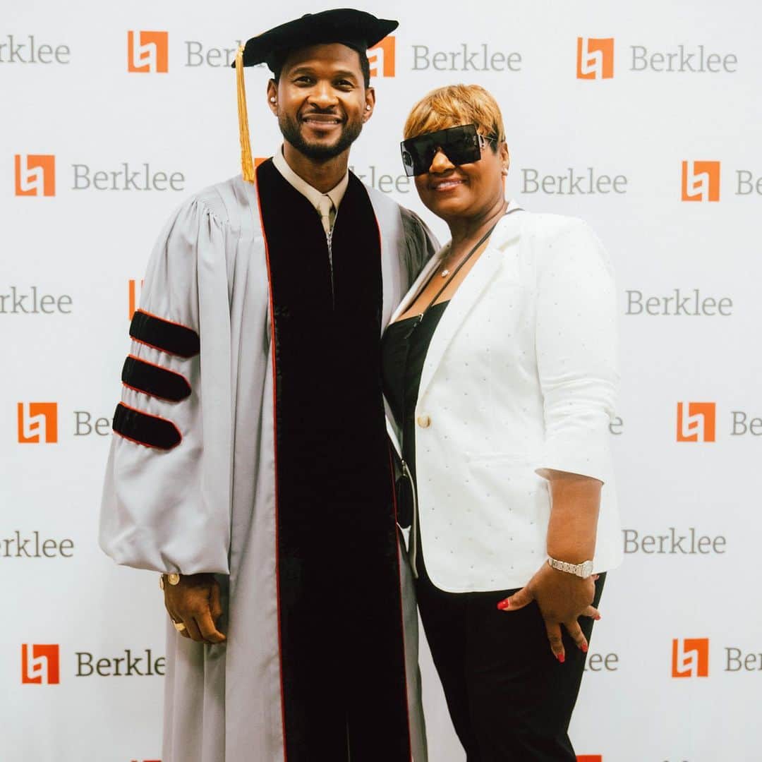 アッシャーさんのインスタグラム写真 - (アッシャーInstagram)「They call me D-o-c-t-o-r R-a-y-m-o-n-d 🎓😏🙏🏾  Thank you @berkleecollege for honoring me and presenting me with a Doctor of Music degree. I’m so grateful for this opportunity to share a message to the next generation of artists, producers, vocalists, arrangers, dancers and more.   “Be brave and I hope your spark never goes away.”」5月14日 5時02分 - usher
