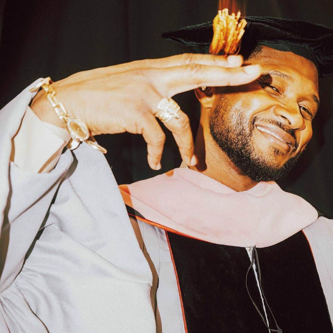 アッシャーさんのインスタグラム写真 - (アッシャーInstagram)「They call me D-o-c-t-o-r R-a-y-m-o-n-d 🎓😏🙏🏾  Thank you @berkleecollege for honoring me and presenting me with a Doctor of Music degree. I’m so grateful for this opportunity to share a message to the next generation of artists, producers, vocalists, arrangers, dancers and more.   “Be brave and I hope your spark never goes away.”」5月14日 5時02分 - usher